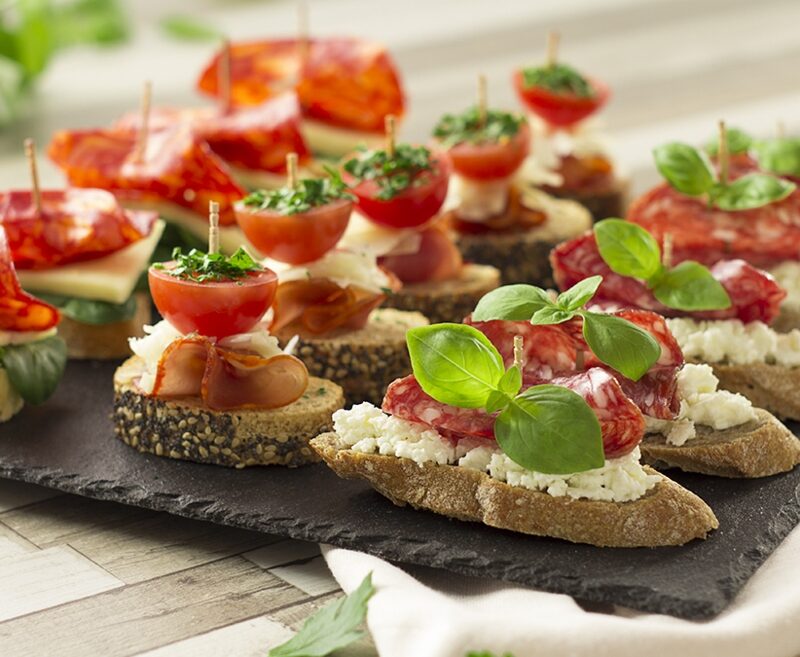 tapas con embutidos caseros