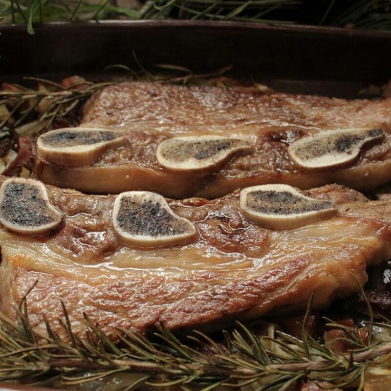 Aprende cómo cocinar carne al horno para que quede jugosa y deliciosa. Consejos de Cárnicas Urbano para asados perfectos.