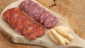 Aprende a distinguir entre chorizo, salchichón y fuet. Descubre sus ingredientes, usos en la cocina y cómo elegir embutidos de calidad.